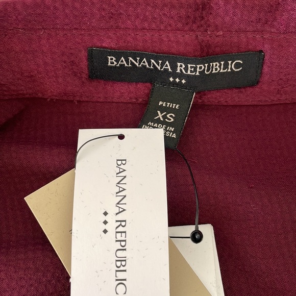 Banana Republic textured Satin rolled sleeve blouse - Picture 3 of 4